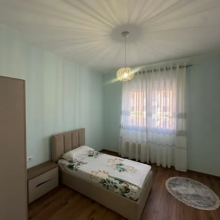 Elton Gjana Appartement *